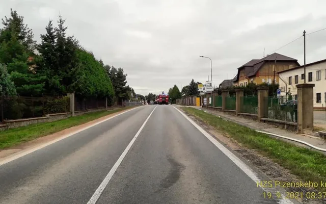 Hasiči likvidují únik zemního plynu z nadzemního zásobníku, evakuovali obyvatele pěti domů