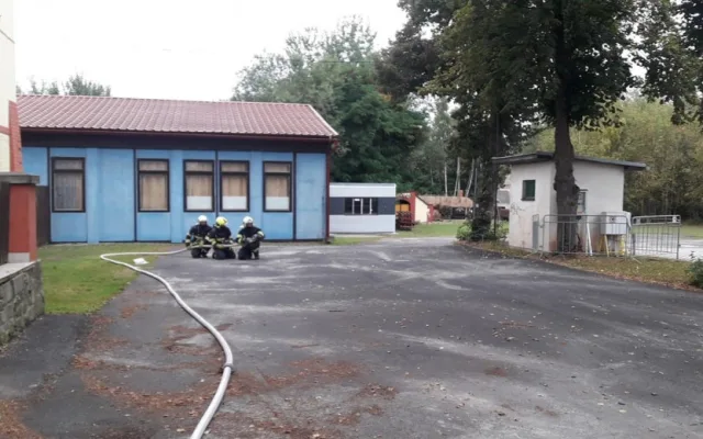 Hasiči likvidují únik zemního plynu z nadzemního zásobníku, evakuovali obyvatele pěti domů