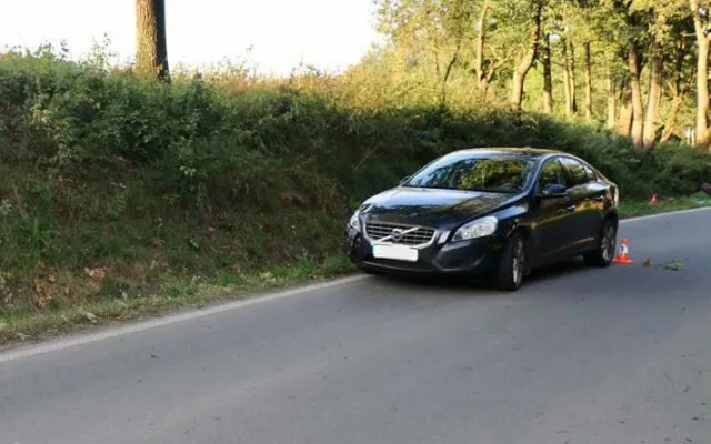 Seniora jedoucího s malotraktorem smetl na silnici mladý řidič s volvem, muž nehodu nepřežil