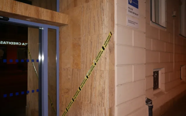 Desítky objektů po celé ČR omotala žlutá exekuční páska s nápisem Zabaveno Ano-fertem!
