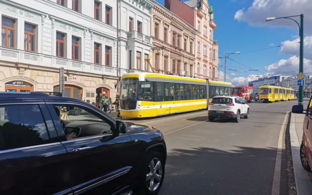 Řidička osobáku se srazila s tramvají, skončila v nemocnici