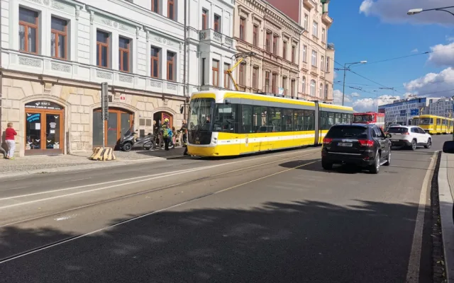 Řidička osobáku se srazila s tramvají, skončila v nemocnici