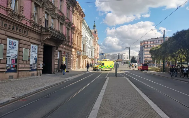 Řidička osobáku se srazila s tramvají, skončila v nemocnici