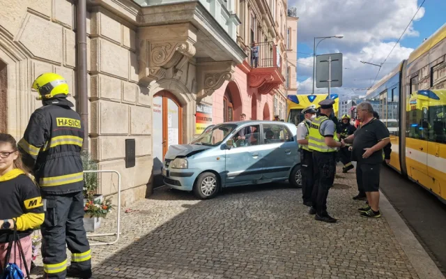 Řidička osobáku se srazila s tramvají, skončila v nemocnici
