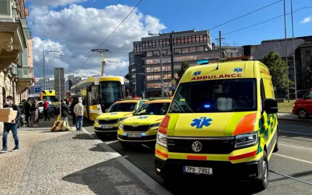 Řidička osobáku se srazila s tramvají, skončila v nemocnici