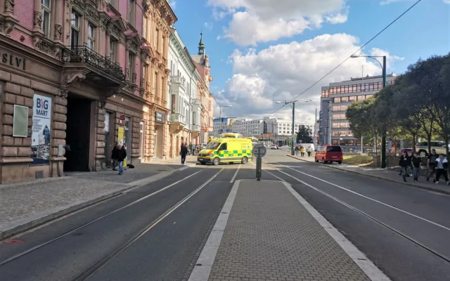 Tramvaj po střetu odmrštila osobák s nepozornou řidičkou až na chodník před vchod do obchodu