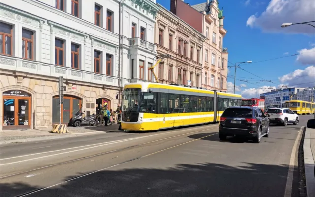 Tramvaj po střetu odmrštila osobák s nepozornou řidičkou až na chodník před vchod do obchodu