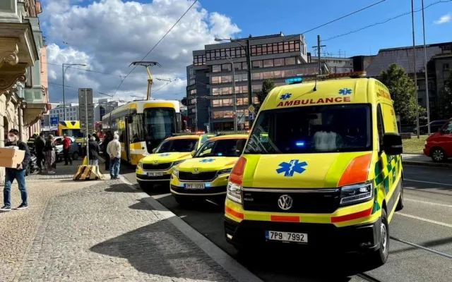 Tramvaj po střetu odmrštila osobák s nepozornou řidičkou až na chodník před vchod do obchodu