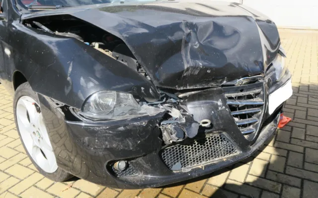 Řidič Octavie proletěl plotem na zahradu plnou odstavených vozů. Nehodu prý způsobil mikrospánek