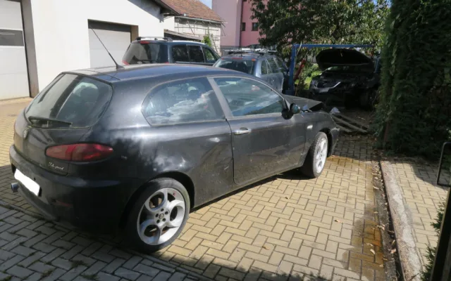 Řidič Octavie proletěl plotem na zahradu plnou odstavených vozů. Nehodu prý způsobil mikrospánek