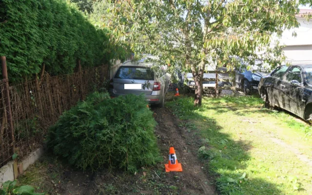 Řidič Octavie proletěl plotem na zahradu plnou odstavených vozů. Nehodu prý způsobil mikrospánek