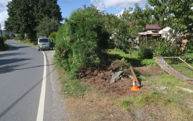 Řidič Octavie proletěl plotem na zahradu plnou odstavených vozů. Nehodu prý způsobil mikrospánek