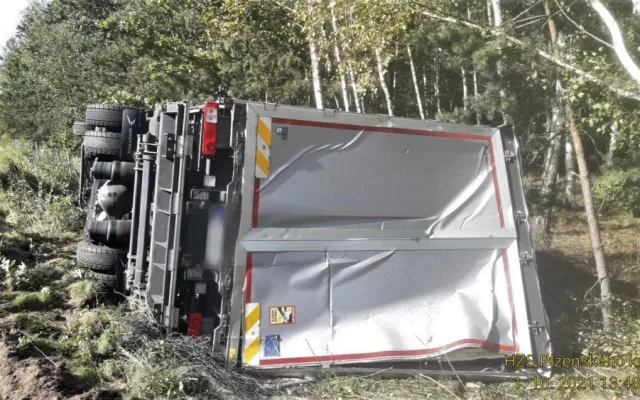 Kamion s nákladem elektroniky havaroval na dálnici D5, vozidlo se převrátilo do příkopu