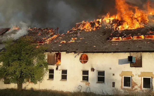 Obří požár zlikvidoval výrobnu dřevěných briket, škody jdou do milionů