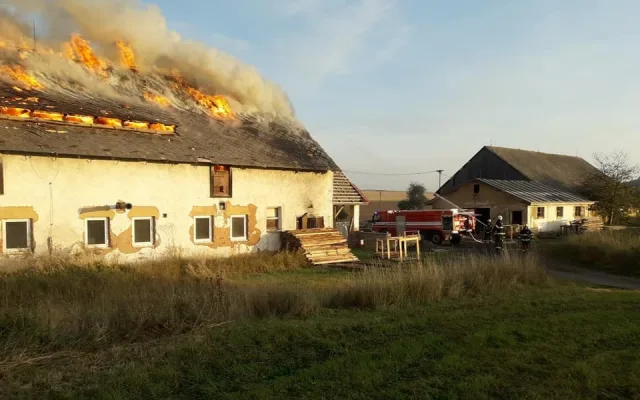 Obří požár zlikvidoval výrobnu dřevěných briket, škody jdou do milionů