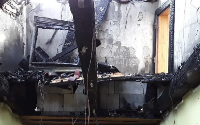 Obří požár zlikvidoval výrobnu dřevěných briket, škody jdou do milionů