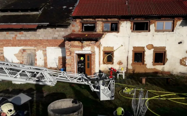Obří požár zlikvidoval výrobnu dřevěných briket, škody jdou do milionů