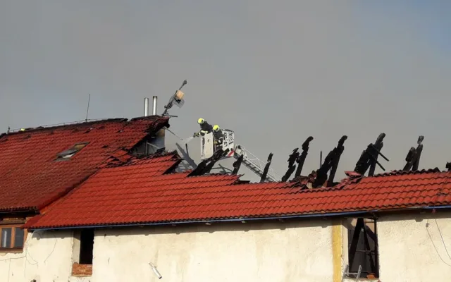 Obří požár zlikvidoval výrobnu dřevěných briket, škody jdou do milionů