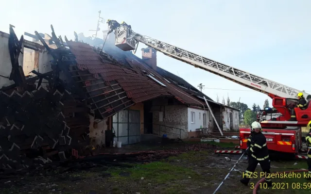 S rozsáhlým požárem výrobny briket bojovalo 14 jednotek hasičů, z hořícího objektu zachránili čtyři papoušky