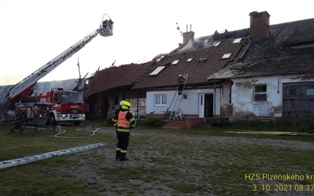 S rozsáhlým požárem výrobny briket bojovalo 14 jednotek hasičů, z hořícího objektu zachránili čtyři papoušky