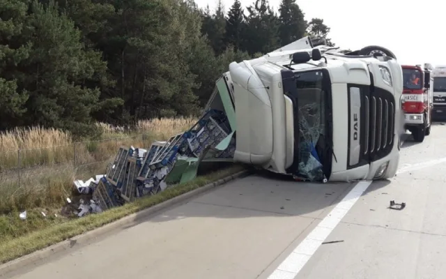 Kamion plný sýra se na dálnici D5 odporoučel do příkopu, řidiče postihl mikrospánek
