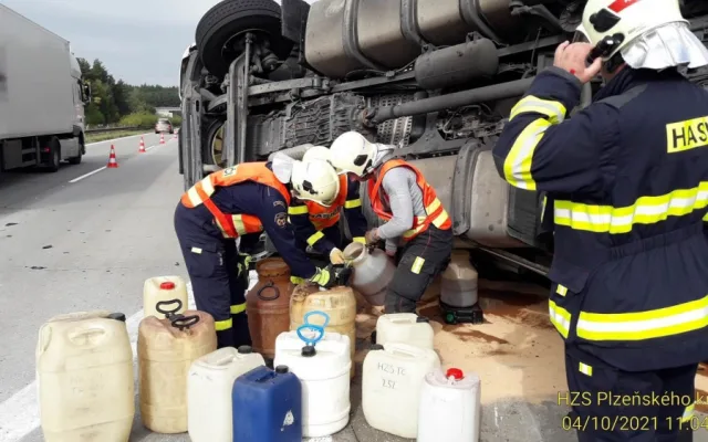 Kamion plný sýra se na dálnici D5 odporoučel do příkopu, řidiče postihl mikrospánek