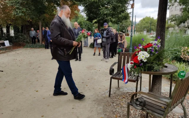 Na Václava Havla vzpomínali Plzeňané v den jeho narozenin u lavičky v Šafaříkových sadech