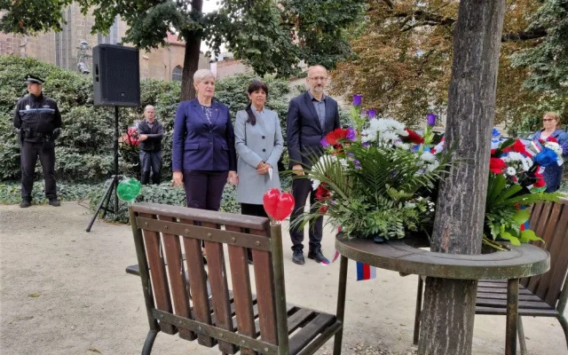 Na Václava Havla vzpomínali Plzeňané v den jeho narozenin u lavičky v Šafaříkových sadech