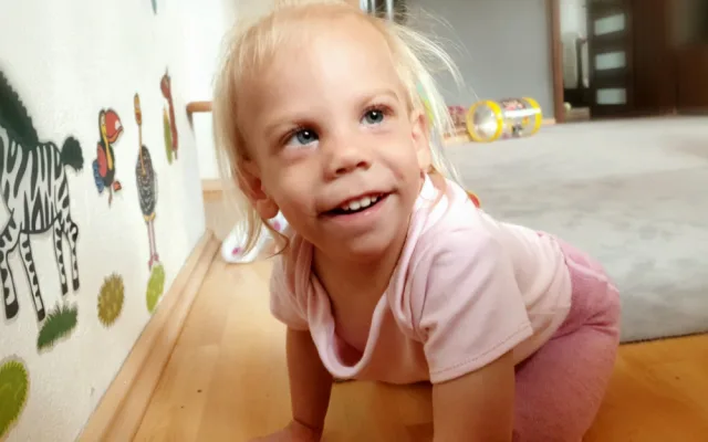 Dvouletá Pavlínka trpí syndromem, který nelze léčit. Přesto se rodiče snaží, aby byla jednou soběstačná