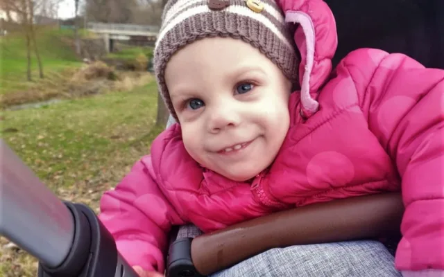 Dvouletá Pavlínka trpí syndromem, který nelze léčit. Přesto se rodiče snaží, aby byla jednou soběstačná