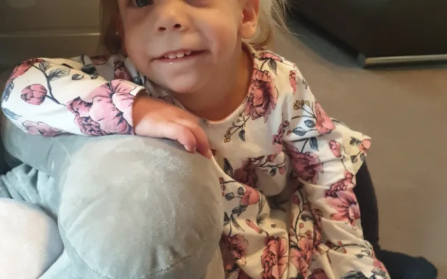 Dvouletá Pavlínka trpí syndromem, který nelze léčit. Přesto se rodiče snaží, aby byla jednou soběstačná
