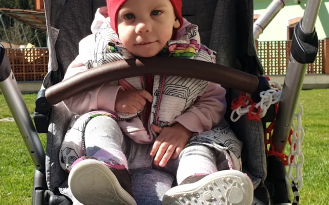 Dvouletá Pavlínka trpí syndromem, který nelze léčit. Přesto se rodiče snaží, aby byla jednou soběstačná