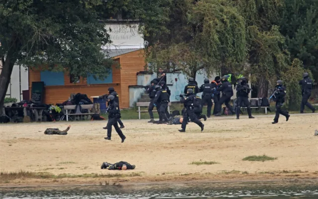 Krvavá akce, policisté a záchranáři nacvičovali zásah proti střelcům, kteří zaútočili na účastníky technoparty