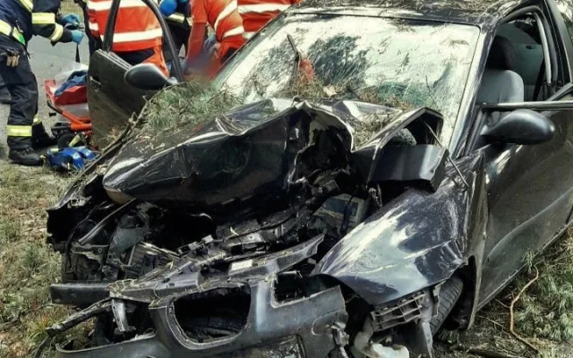 Mladý řidič se vážně zranil po nárazu do stromu v tomto automobilu