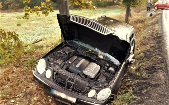 V příkopu skončil po nárazu do stromu i tento mercedes