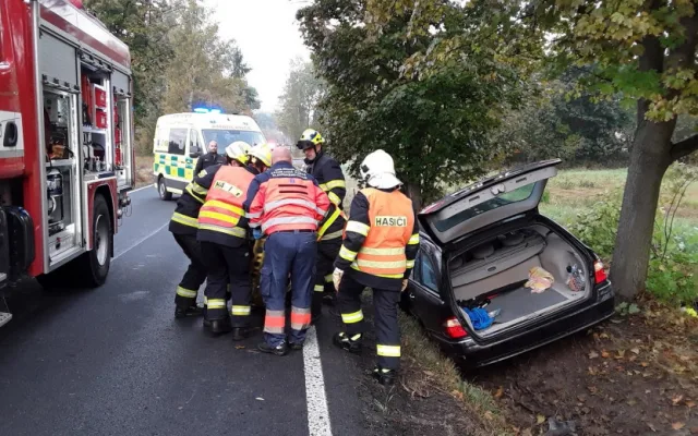V příkopu skončil po nárazu do stromu i tento mercedes