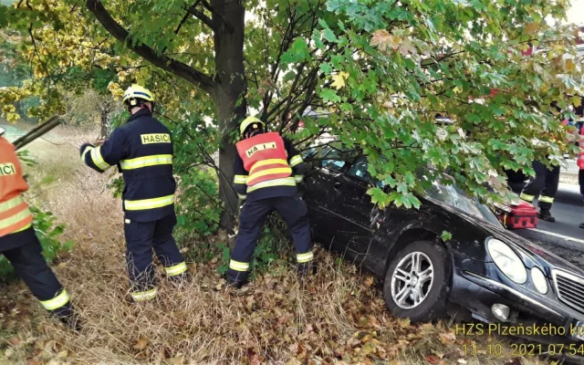 V příkopu skončil po nárazu do stromu i tento mercedes