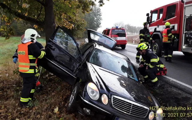 V příkopu skončil po nárazu do stromu i tento mercedes