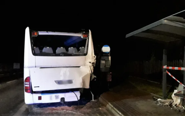 Cisterna s mlékem zdemolovala autobus i zastávku, po drtivém nárazu sama skončila na chodníku