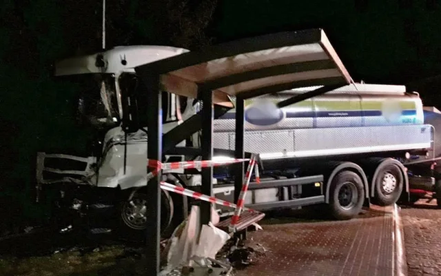Cisterna s mlékem zdemolovala autobus i zastávku, po drtivém nárazu sama skončila na chodníku