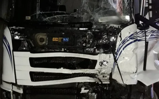 Cisterna s mlékem zdemolovala autobus i zastávku, po drtivém nárazu sama skončila na chodníku