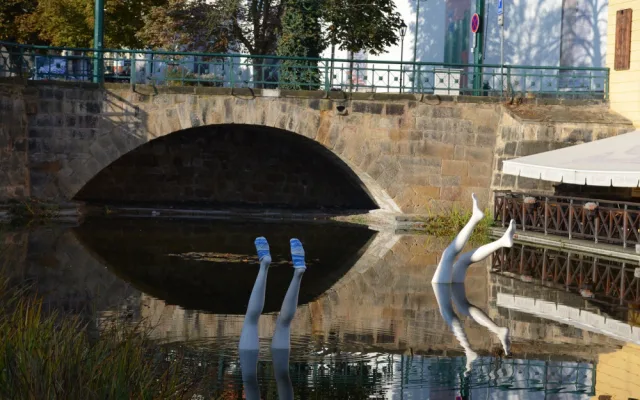 Starostliví Plzeňané oblékají na zimu sochy, teplé ponožky teď dostaly slavné Nohy z vody