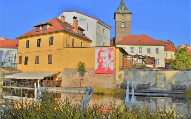 Starostliví Plzeňané oblékají na zimu sochy, teplé ponožky teď dostaly slavné Nohy z vody
