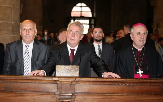 Prezident Miloš Zeman si během své květnové návštěvy Plzně v roce 2014 prohlédl katedrálu sv. Bartoloměje.