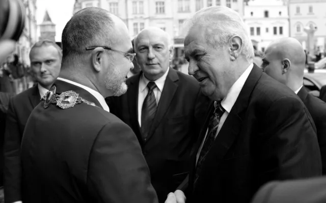 Rok 2015, bývalý primátor Martin Zrzavecký vítá prezidenta před budovou magistrátu.