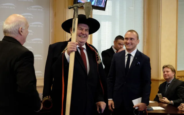 Prezident Miloš Zeman dostal v roce 2016 darem od Plzeňského kraje chodský kabát, klobouk a čakan. což jsou typické symboly Chodska.