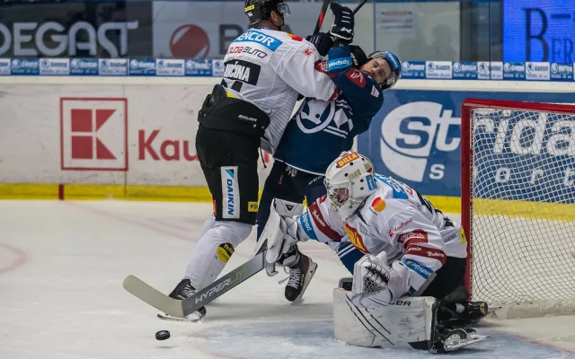 Díky drtivému tlaku v závěru utkání porazili hokejisté Plzně pražskou Spartu 5:4