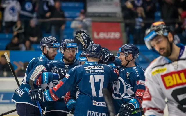 Díky drtivému tlaku v závěru utkání porazili hokejisté Plzně pražskou Spartu 5:4