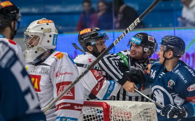 Díky drtivému tlaku v závěru utkání porazili hokejisté Plzně pražskou Spartu 5:4