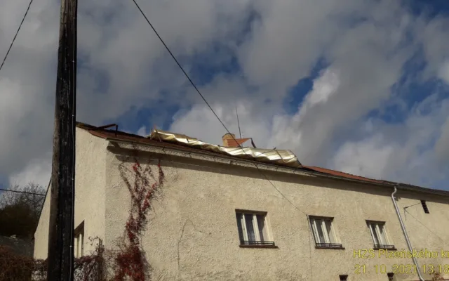 Silný vítr trápí hlavně Domažlicko a Klatovsko, hasiči mají na kontě desítky výjezdů